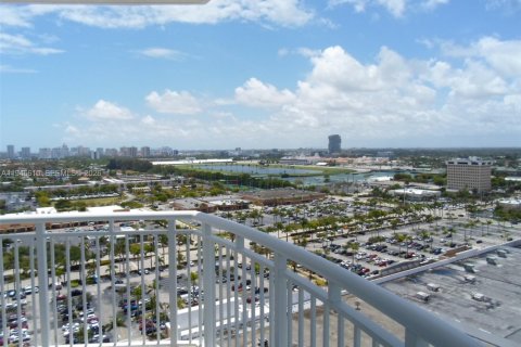 Condo in Hallandale Beach, Florida, 2 bedrooms  № 2003051 - photo 13