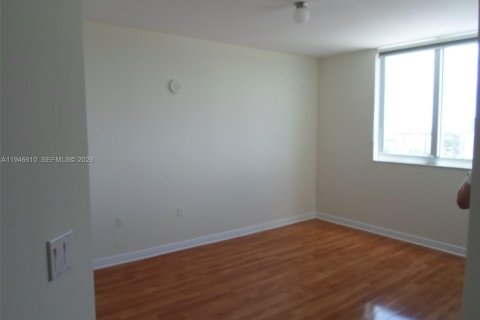 Condo in Hallandale Beach, Florida, 2 bedrooms  № 2003051 - photo 20