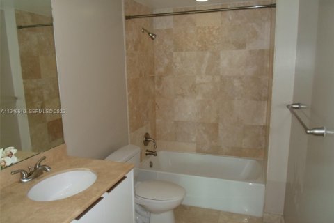 Condo in Hallandale Beach, Florida, 2 bedrooms  № 2003051 - photo 5