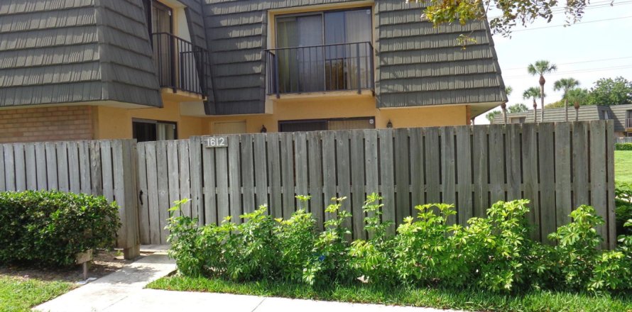 Townhouse in West Palm Beach, Florida 2 bedrooms, 114.83 sq.m. № 2086549