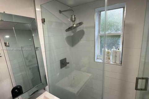 Condo in Bay Harbor Islands, Florida, 2 bedrooms  № 1994808 - photo 3