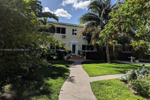 Condo in Bay Harbor Islands, Florida, 2 bedrooms  № 1994808 - photo 1