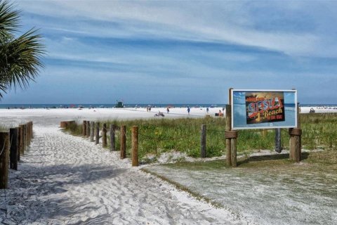 Condo in Sarasota, Florida, 2 bedrooms  № 213465 - photo 2
