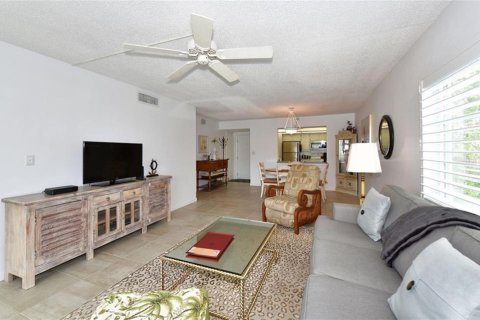 Condo in Sarasota, Florida, 2 bedrooms  № 213465 - photo 11