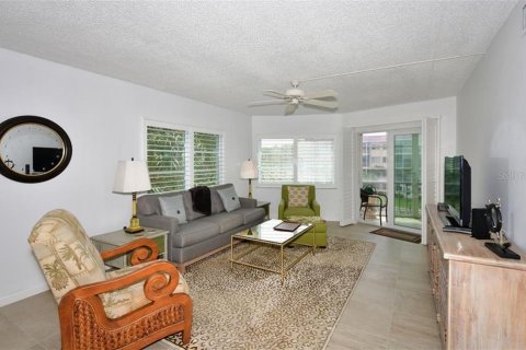 Condo in Sarasota, Florida, 2 bedrooms  № 213465 - photo 9