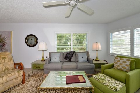 Condo in Sarasota, Florida, 2 bedrooms  № 213465 - photo 12
