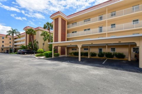 Condo in Sarasota, Florida, 2 bedrooms  № 213465 - photo 1