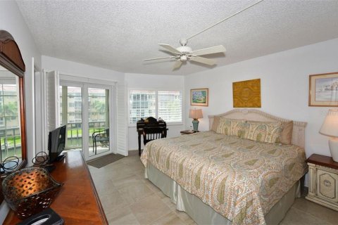Condo in Sarasota, Florida, 2 bedrooms  № 213465 - photo 15