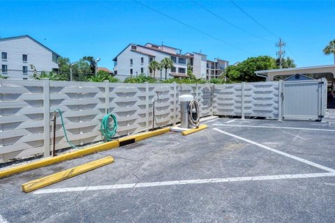 Condo in Sarasota, Florida, 2 bedrooms  № 213465 - photo 22