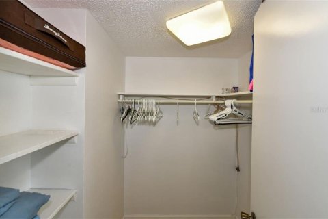 Condo in Sarasota, Florida, 2 bedrooms  № 213465 - photo 16