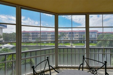 Condo in Sarasota, Florida, 2 bedrooms  № 213465 - photo 14