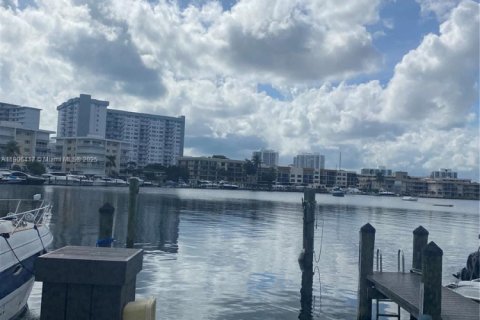 Copropriété à louer à Hallandale Beach, Floride: 1 chambre, 54.81 m2 № 1957169 - photo 14