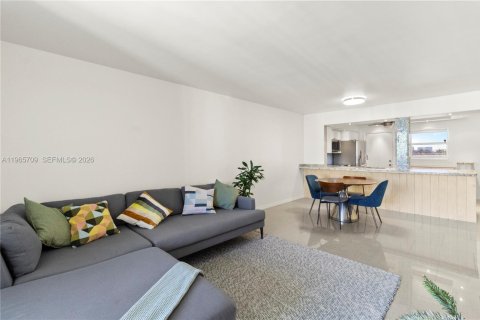 Купить кондоминиум в Халландейл-Бич, Флорида 2 спальни, 101.45м2, № 2027362 - фото 10