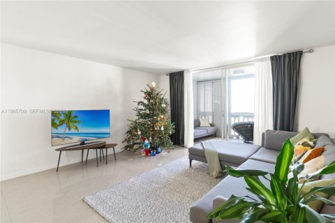 Купить кондоминиум в Халландейл-Бич, Флорида 2 спальни, 101.45м2, № 2027362 - фото 9