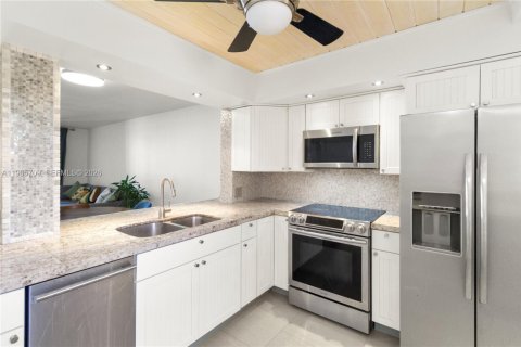 Кондоминиум с 2 спальнями в Халландейл-Бич, Флорида № 2027362