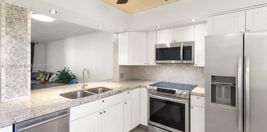 Кондоминиум с 2 спальнями в Халландейл-Бич, Флорида № 2027362