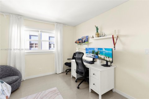 Купить кондоминиум в Халландейл-Бич, Флорида 2 спальни, 101.45м2, № 2027362 - фото 19