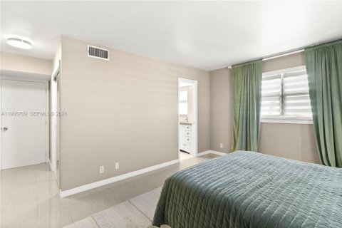 Купить кондоминиум в Халландейл-Бич, Флорида 2 спальни, 101.45м2, № 2027362 - фото 13