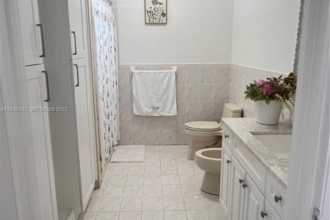 House in Miami, Florida 3 bedrooms, 183.85 sq.m. № 1994331 - photo 9