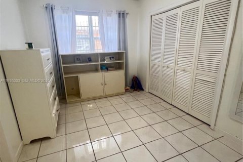 House in Miami, Florida 3 bedrooms, 183.85 sq.m. № 1994331 - photo 8