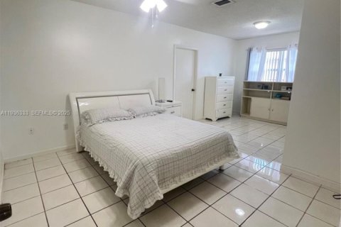 House in Miami, Florida 3 bedrooms, 183.85 sq.m. № 1994331 - photo 6