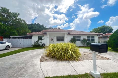House in Miami, Florida 3 bedrooms, 183.85 sq.m. № 1994331 - photo 1