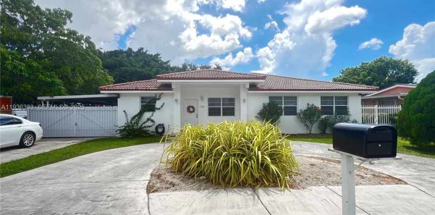 House in Miami, Florida 3 bedrooms, 183.85 sq.m. № 1994331
