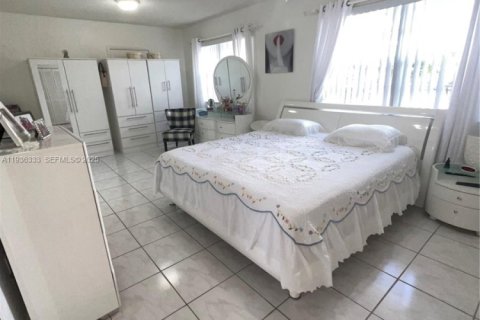 House in Miami, Florida 3 bedrooms, 183.85 sq.m. № 1994331 - photo 4