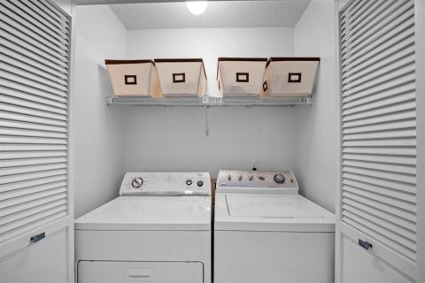 Townhouse in Tampa, Florida 3 bedrooms, 169.08 sq.m. № 2409779 - photo 20
