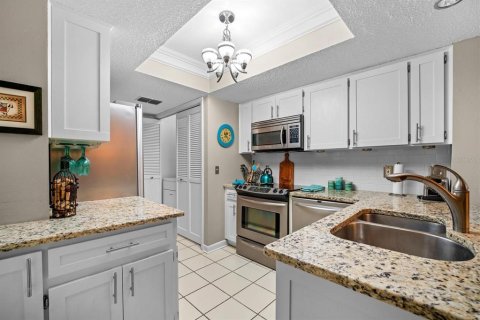 Townhouse in Tampa, Florida 3 bedrooms, 169.08 sq.m. № 2409779 - photo 9