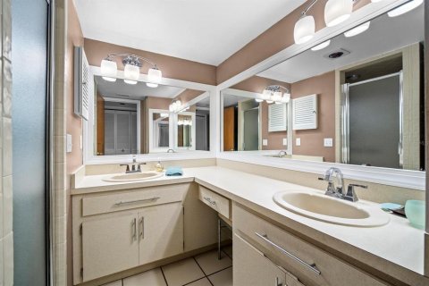 Townhouse in Tampa, Florida 3 bedrooms, 169.08 sq.m. № 2409779 - photo 16