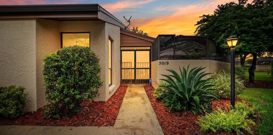Townhouse in Tampa, Florida 3 bedrooms, 169.08 sq.m. № 2409779