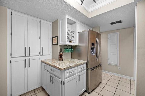Townhouse in Tampa, Florida 3 bedrooms, 169.08 sq.m. № 2409779 - photo 11