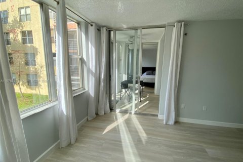 Condo in North Miami Beach, Florida, 2 bedrooms  № 1787260 - photo 21