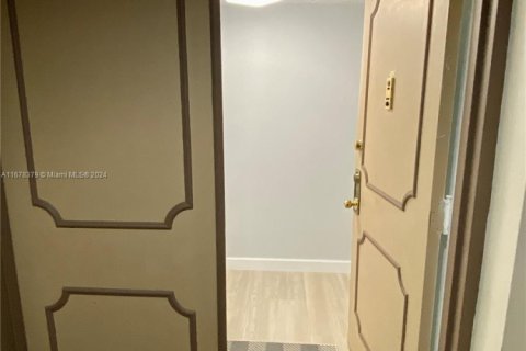 Condo in North Miami Beach, Florida, 2 bedrooms  № 1787260 - photo 10