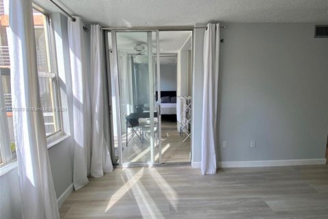 Condo in North Miami Beach, Florida, 2 bedrooms  № 1787260 - photo 19