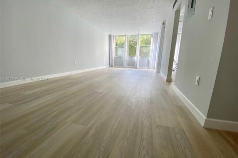 Condo in North Miami Beach, Florida, 2 bedrooms  № 1787260 - photo 15