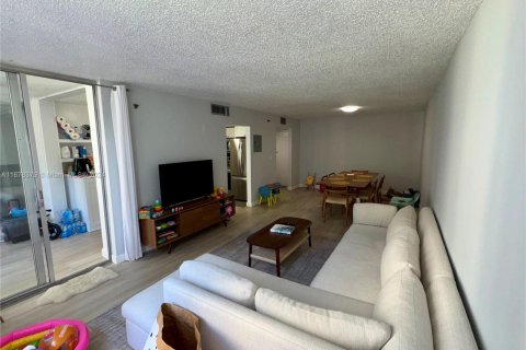 Condo in North Miami Beach, Florida, 2 bedrooms  № 1787260 - photo 4