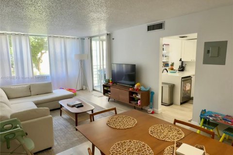 Condo in North Miami Beach, Florida, 2 bedrooms  № 1787260 - photo 5
