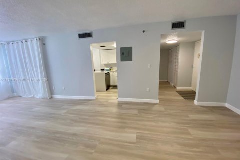 Condo in North Miami Beach, Florida, 2 bedrooms  № 1787260 - photo 26