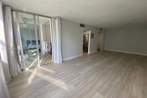Condo in North Miami Beach, Florida, 2 bedrooms  № 1787260 - photo 24