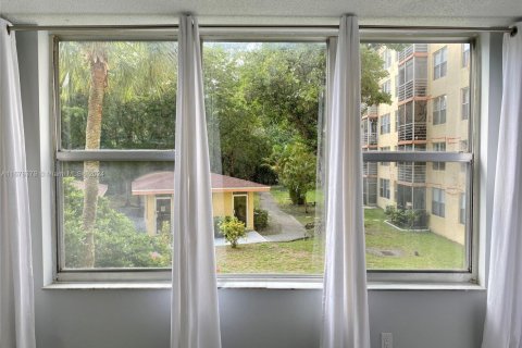 Condo in North Miami Beach, Florida, 2 bedrooms  № 1787260 - photo 18