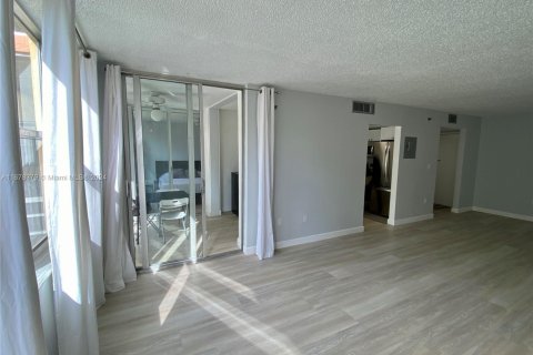 Condo in North Miami Beach, Florida, 2 bedrooms  № 1787260 - photo 23