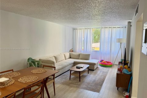 Condo in North Miami Beach, Florida, 2 bedrooms  № 1787260 - photo 8