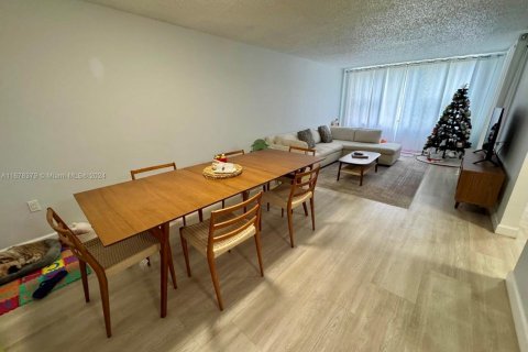 Condo in North Miami Beach, Florida, 2 bedrooms  № 1787260 - photo 9