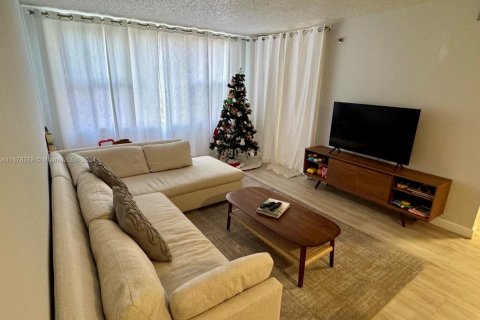 Condo in North Miami Beach, Florida, 2 bedrooms  № 1787260 - photo 2