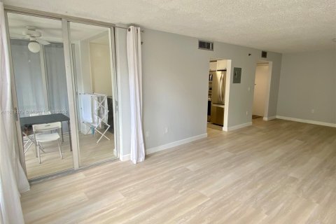 Condo in North Miami Beach, Florida, 2 bedrooms  № 1787260 - photo 25