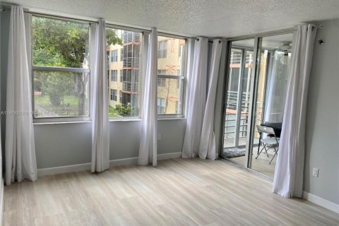 Condo in North Miami Beach, Florida, 2 bedrooms  № 1787260 - photo 17