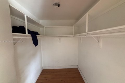 Casa en alquiler en Miami, Florida, 3 dormitorios, 181.35 m2 № 1953870 - foto 17