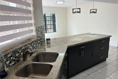 Casa en alquiler en Miami, Florida, 3 dormitorios, 181.35 m2 № 1953870 - foto 19